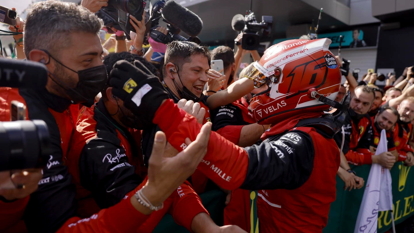 Leclerc festeggia con il team Ferrari la vittoria al Gp d'Austria (Ansa)