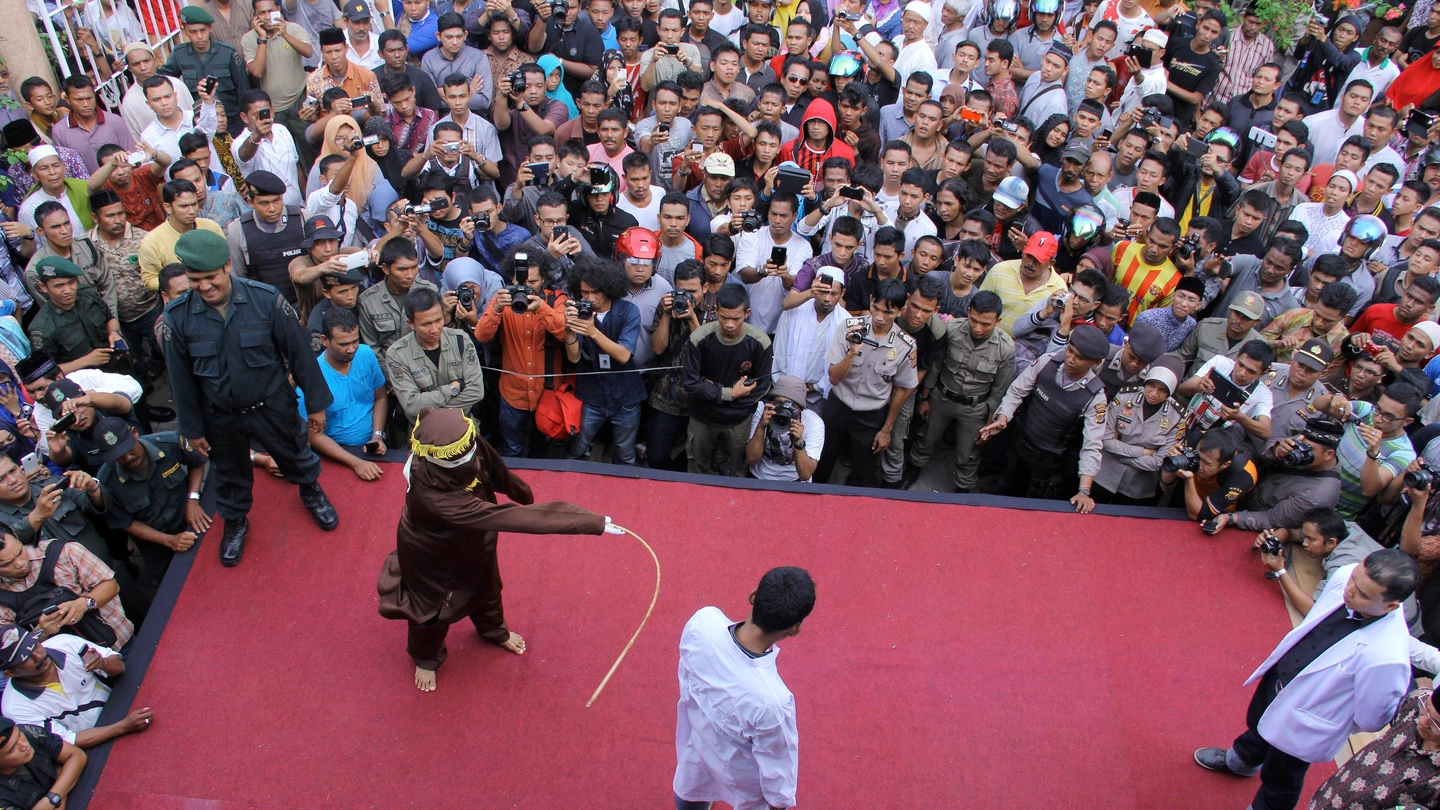 Banda Aceh (Indonesia): applicazione della sharia con pubbliche frustate (AP PHOTO)