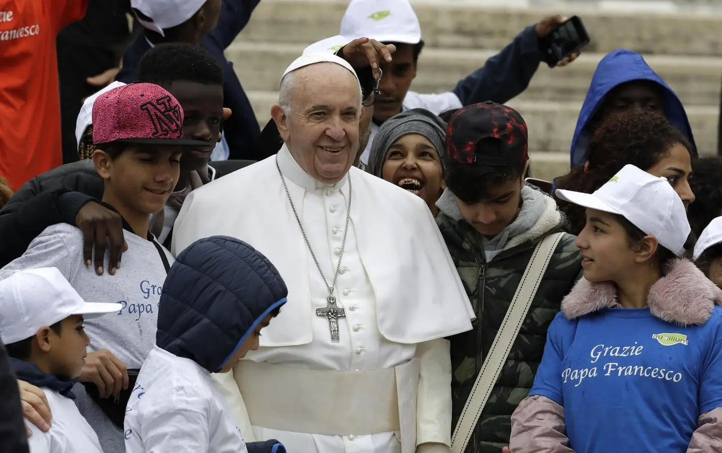 Migranti, il Papa e 8 bimbi rifugiati sulla papamobile