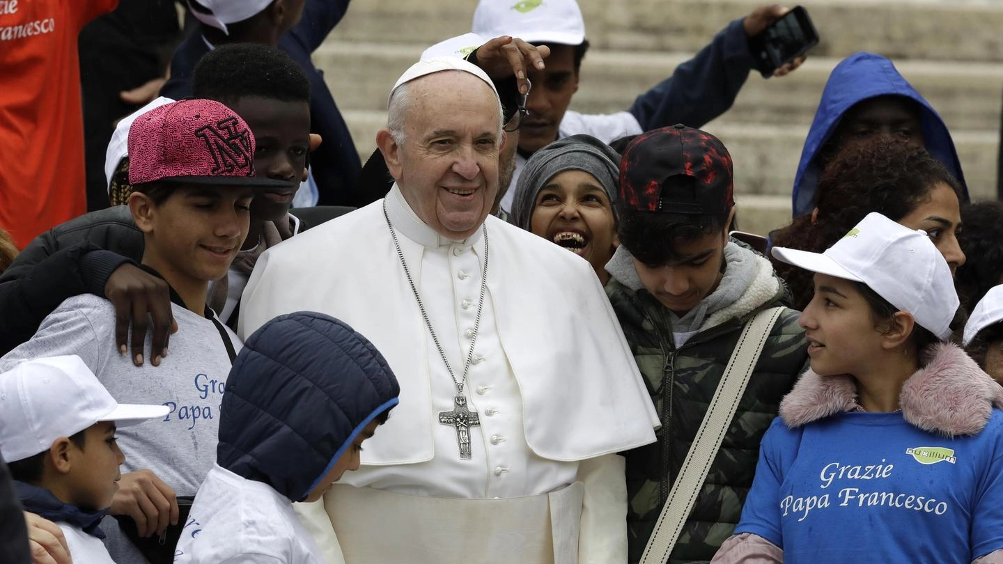 Papa Francesco e i bimbi rifugiati (Ansa)