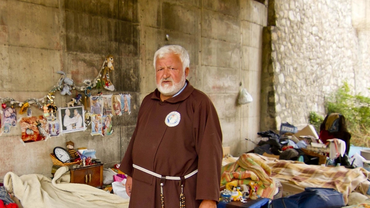 Padre Fedele Bisceglia, in una foto d'archivio del 14 settembre 2011 (ANSA / FRANCESCO ARENA)