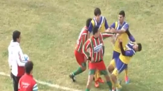Micael Favre colpito da un avversario in campo (da Youtbe)