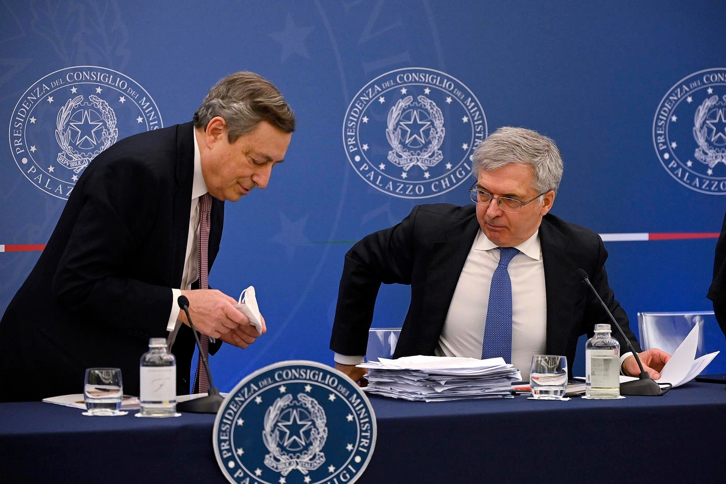 Il premier Draghi e il ministro Franco (Ansa)