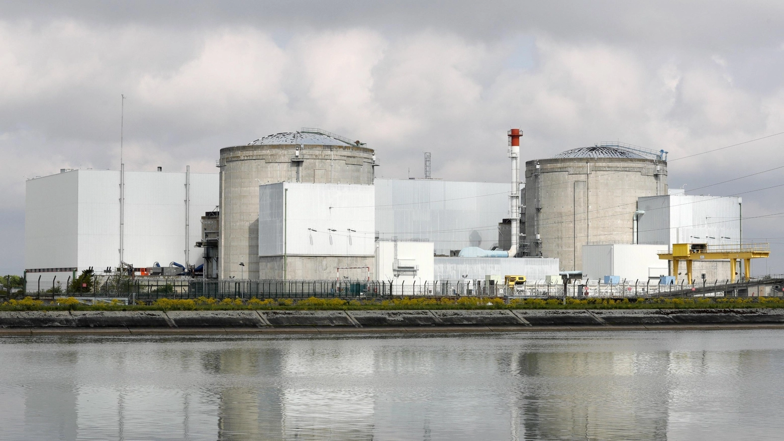 L'impianto nucleare di Fessenheim, riva francese del fiume Reno (Epa)