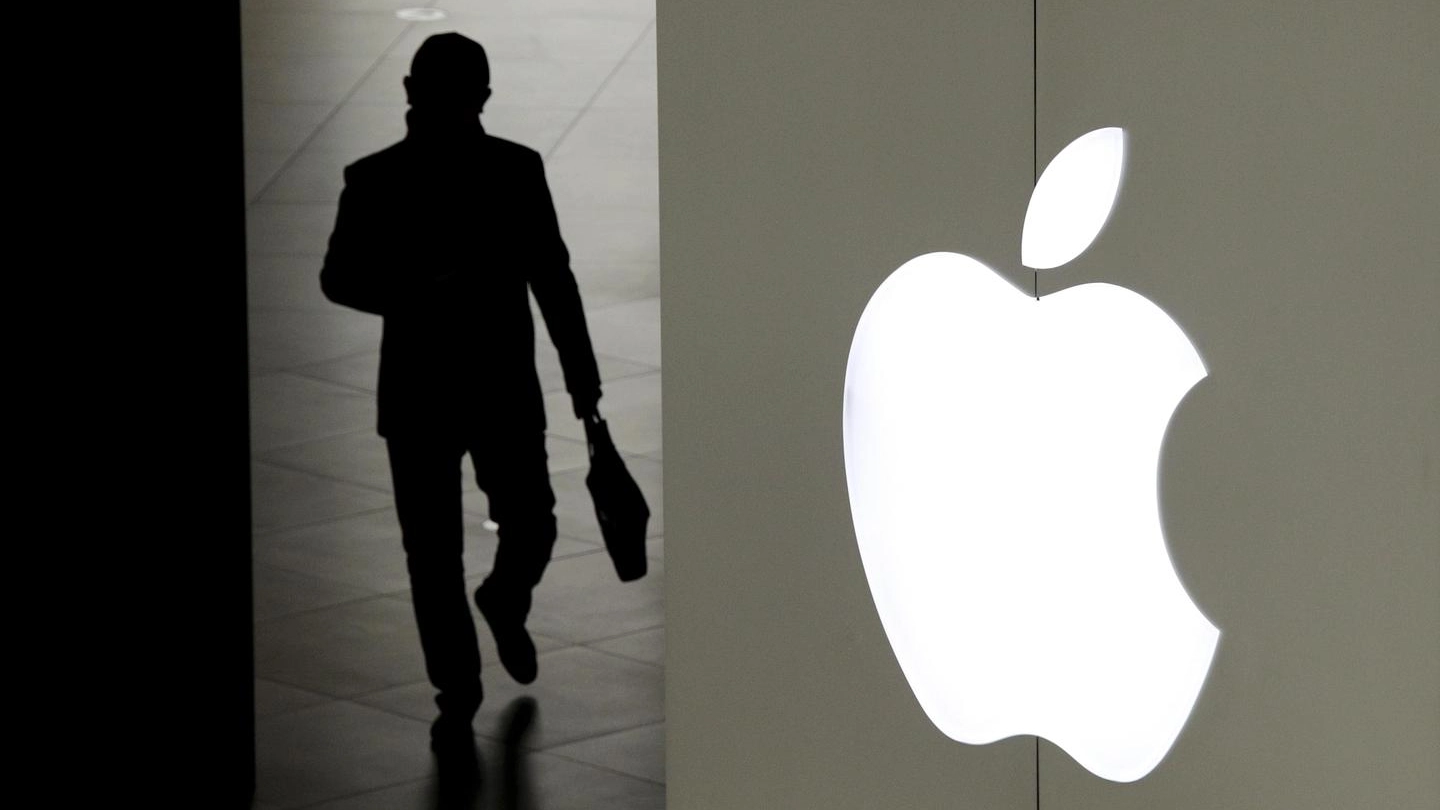 Apple crolla a Wall Street. Nella foto il logo (Ansa)