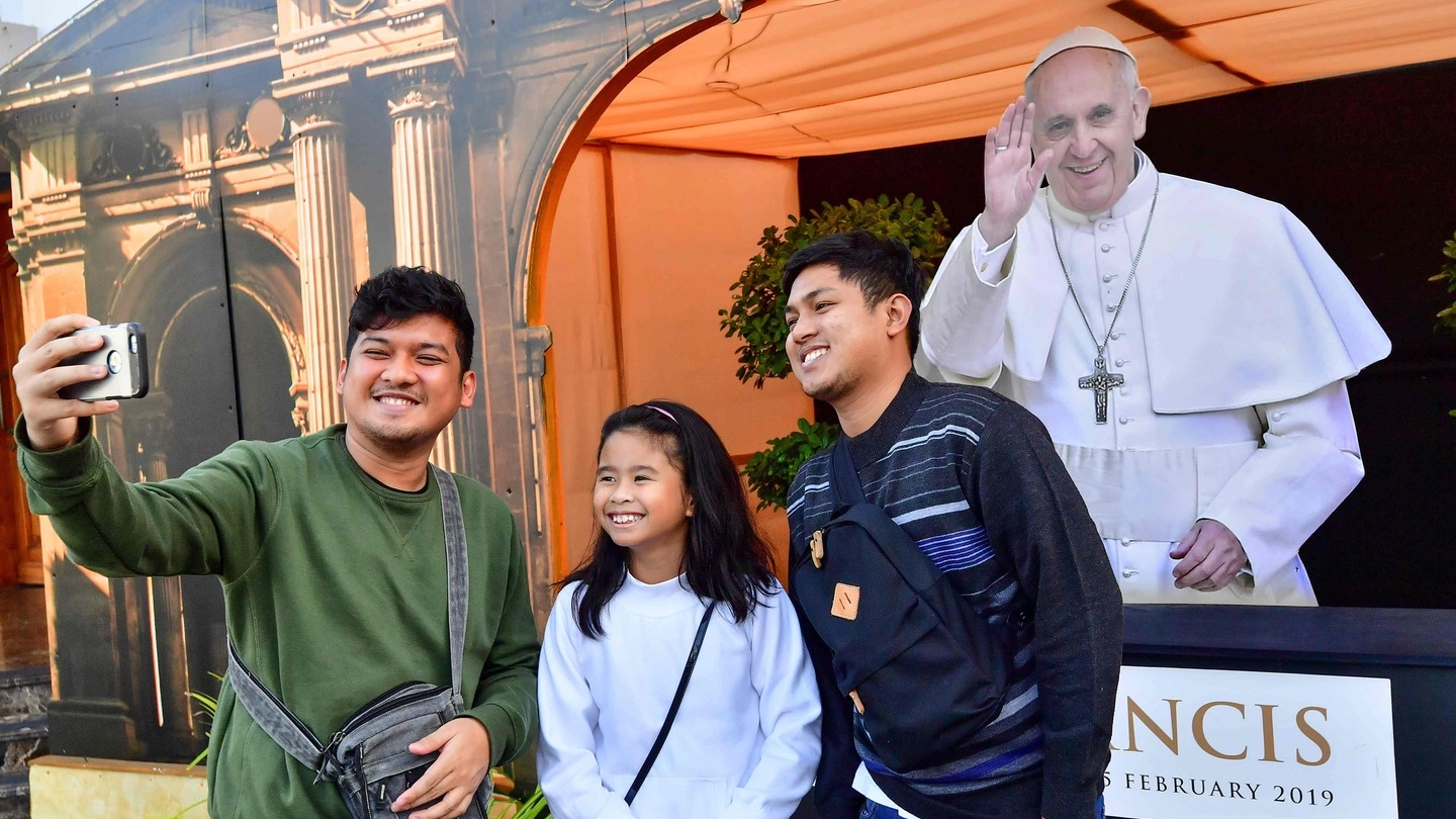 Selfie davanti al cartonato di Papa Francesco a Dubai (Lapresse)