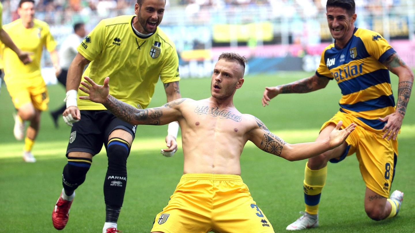 Inter-Parma, Dimarco esulta dopo il gol (Ansa)