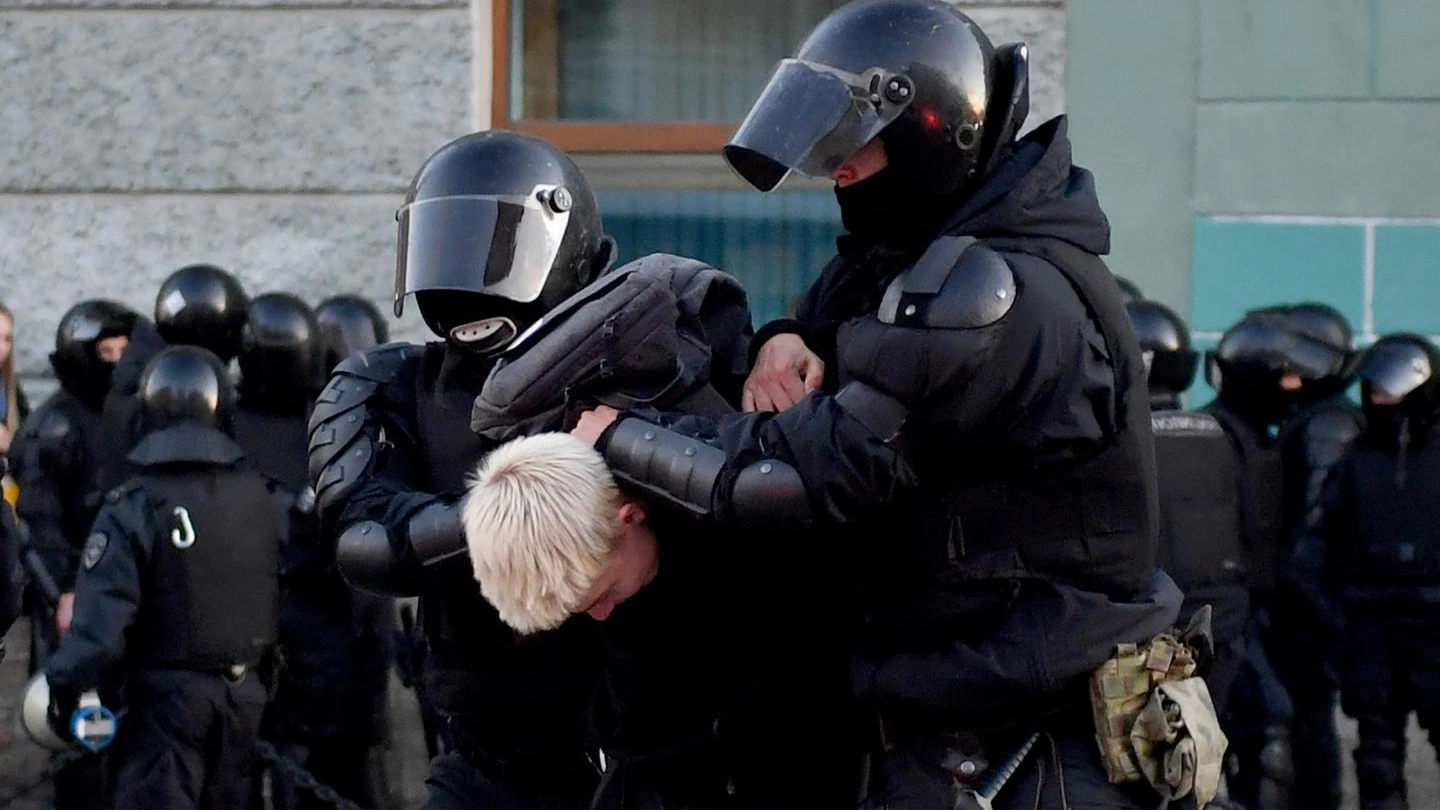 Proteste contro la mobilitazione parziale in Russia: la polizia ferma manifestante (Ansa)