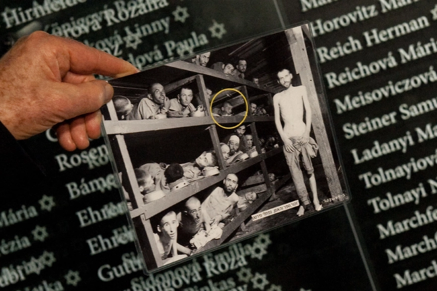 Una delle immagini diventate simbolo della Shoah: Naftali Furst (nel cerchietto) tra i prigionieri di Buchenwald ritratti dal fotografo Usa Harry Miller
