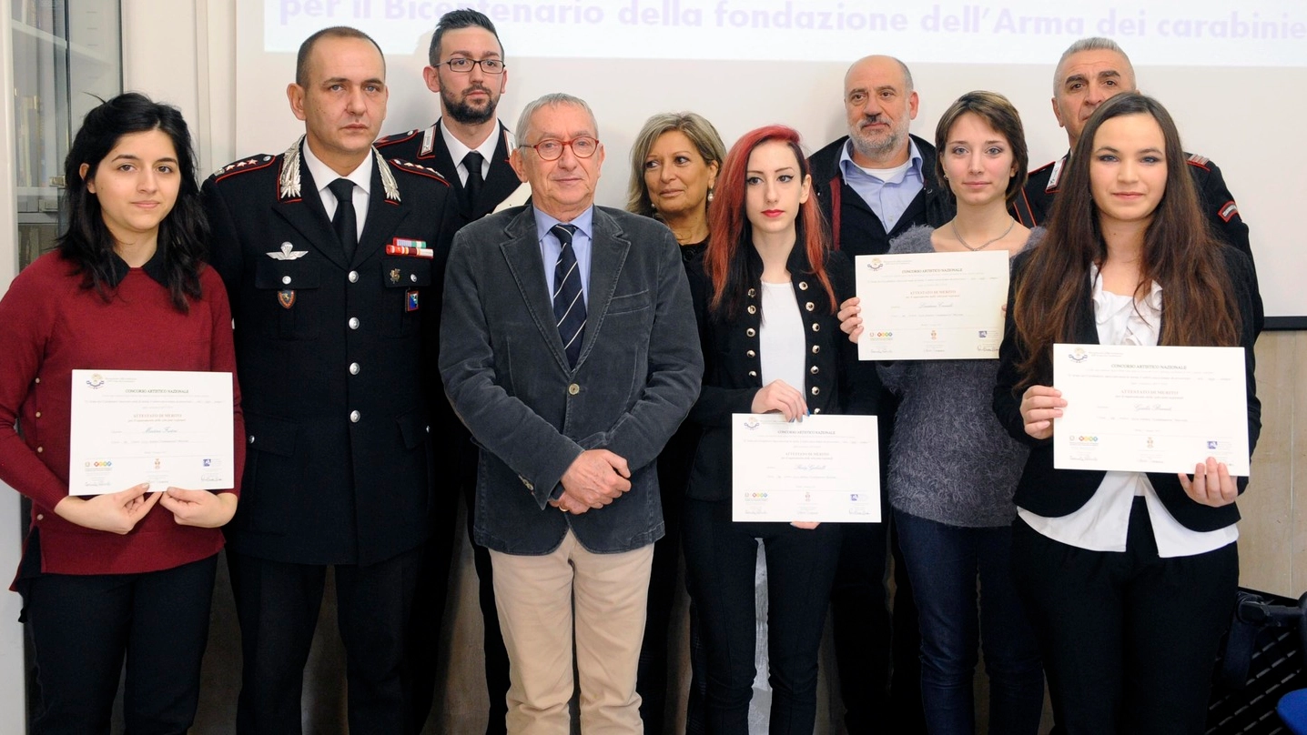 Le premiate con il dirigente scolastico e i carabinieri (foto Calavita)