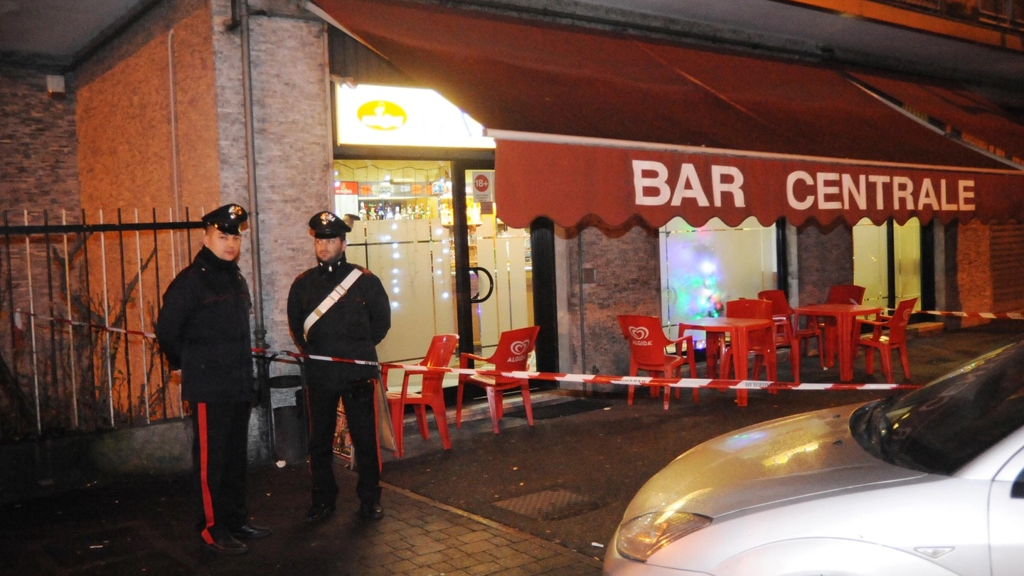 Carabinieri davanti al bar Centrale, dove è avvenuta la sparatoria a Pioltello