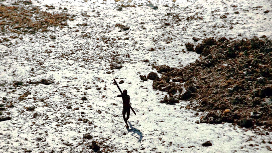 Un sentinelese scaglia una freccia contro un elicottero indiano che stava effettuando una ricognizione sull’isola poche ore dopo il maremoto del 2004 (Ansa)