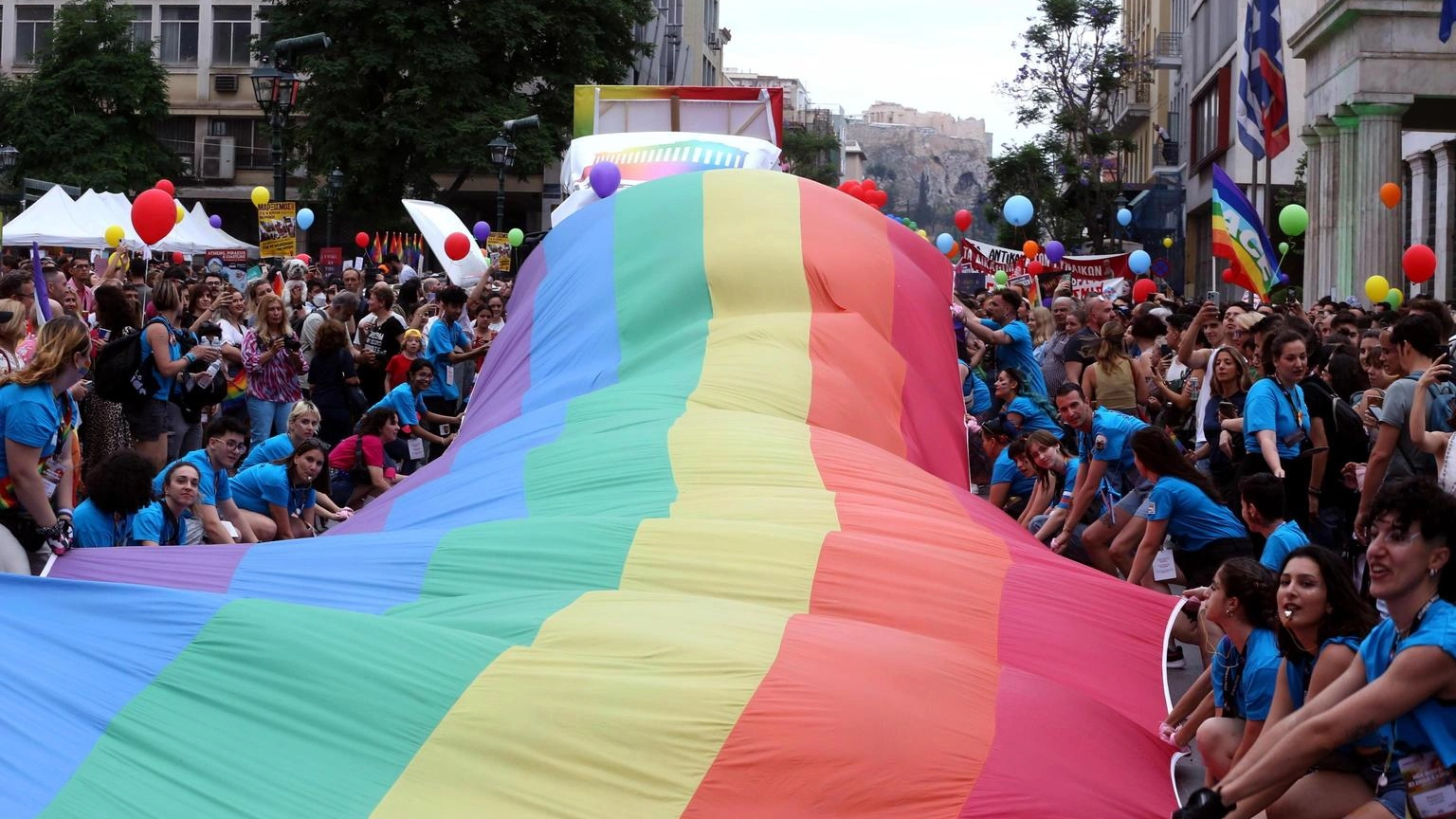 Ex premier Samaras contro Mitsotakis, 'contrario alle nozze gay'
