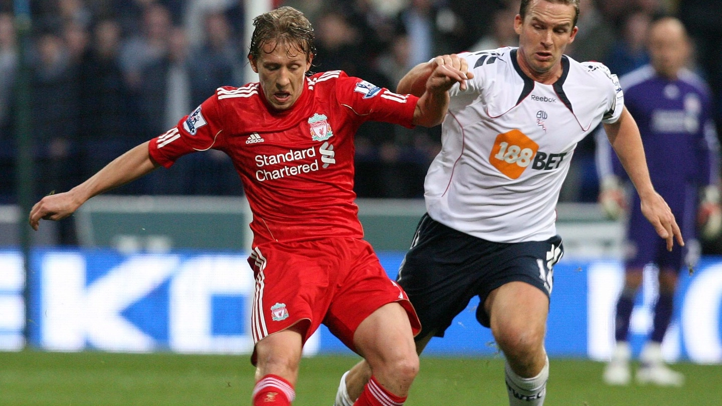 Lucas Leiva in azione, a sinistra, con la maglia del Liverpool