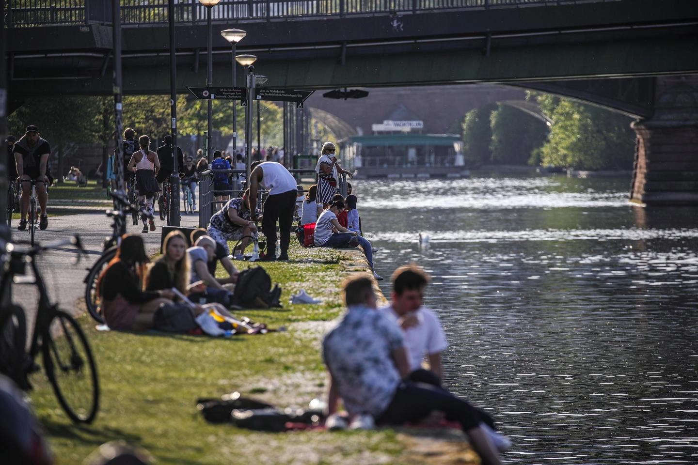 Persone sul fiume Main a Francoforte durante il Coronavirus (Ansa)