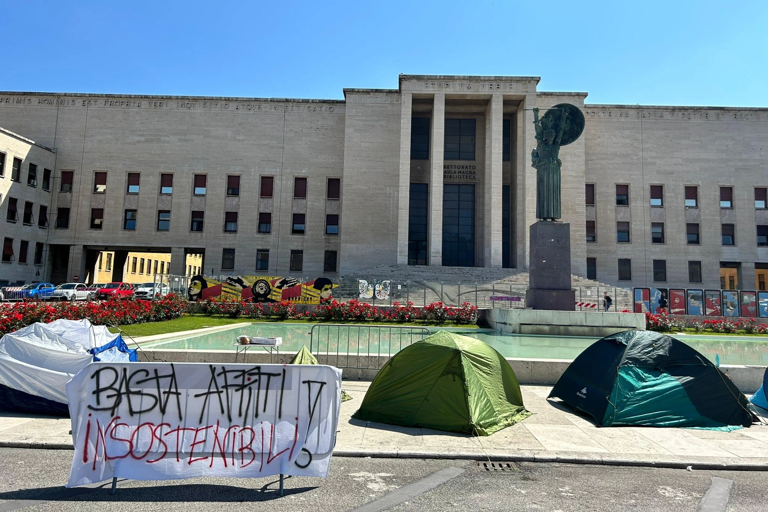 Caro affitti: la protesta all'esterno della Sapienza a Roma