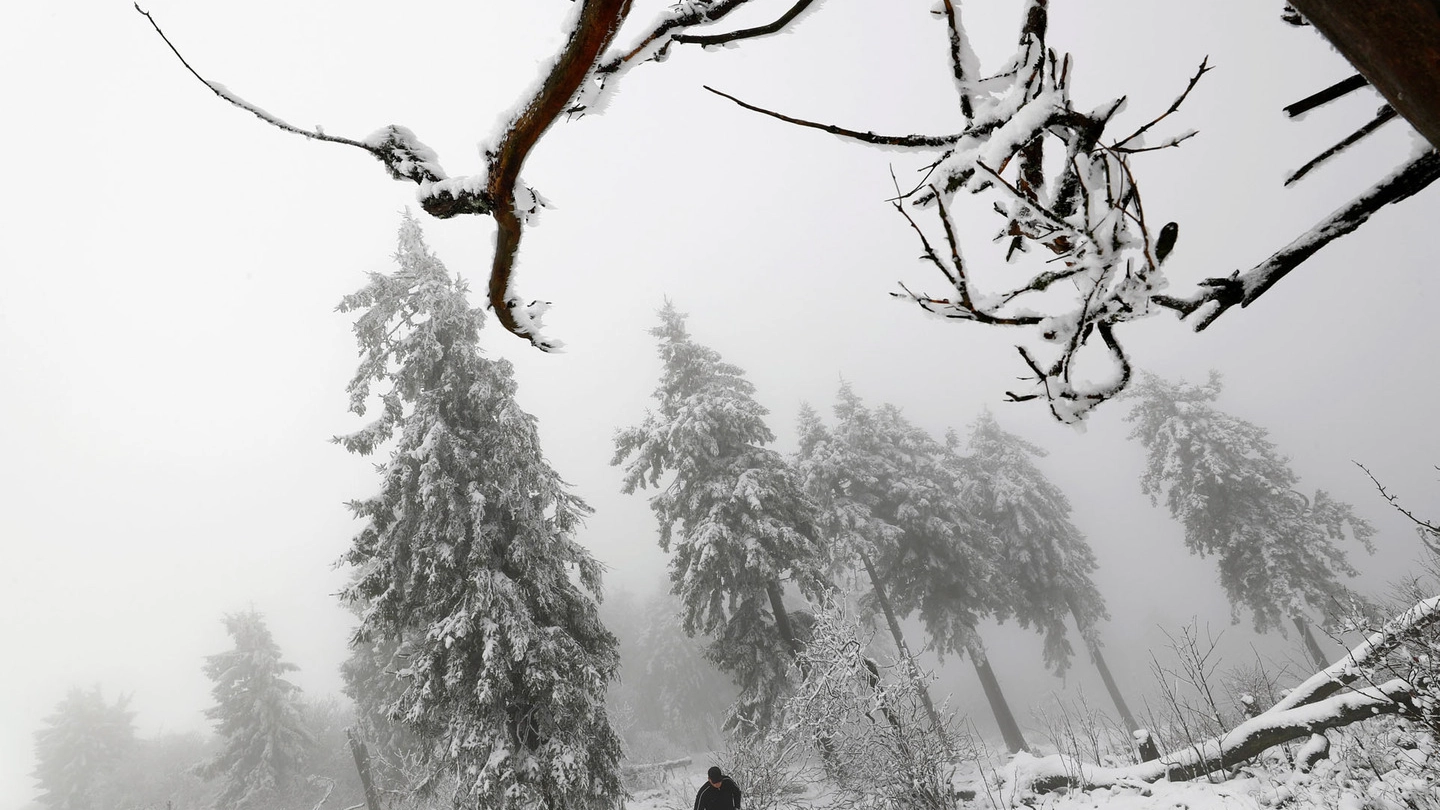Previsioni meteo, l'inverno debutta con la neve a bassa quota (foto Lapresse)