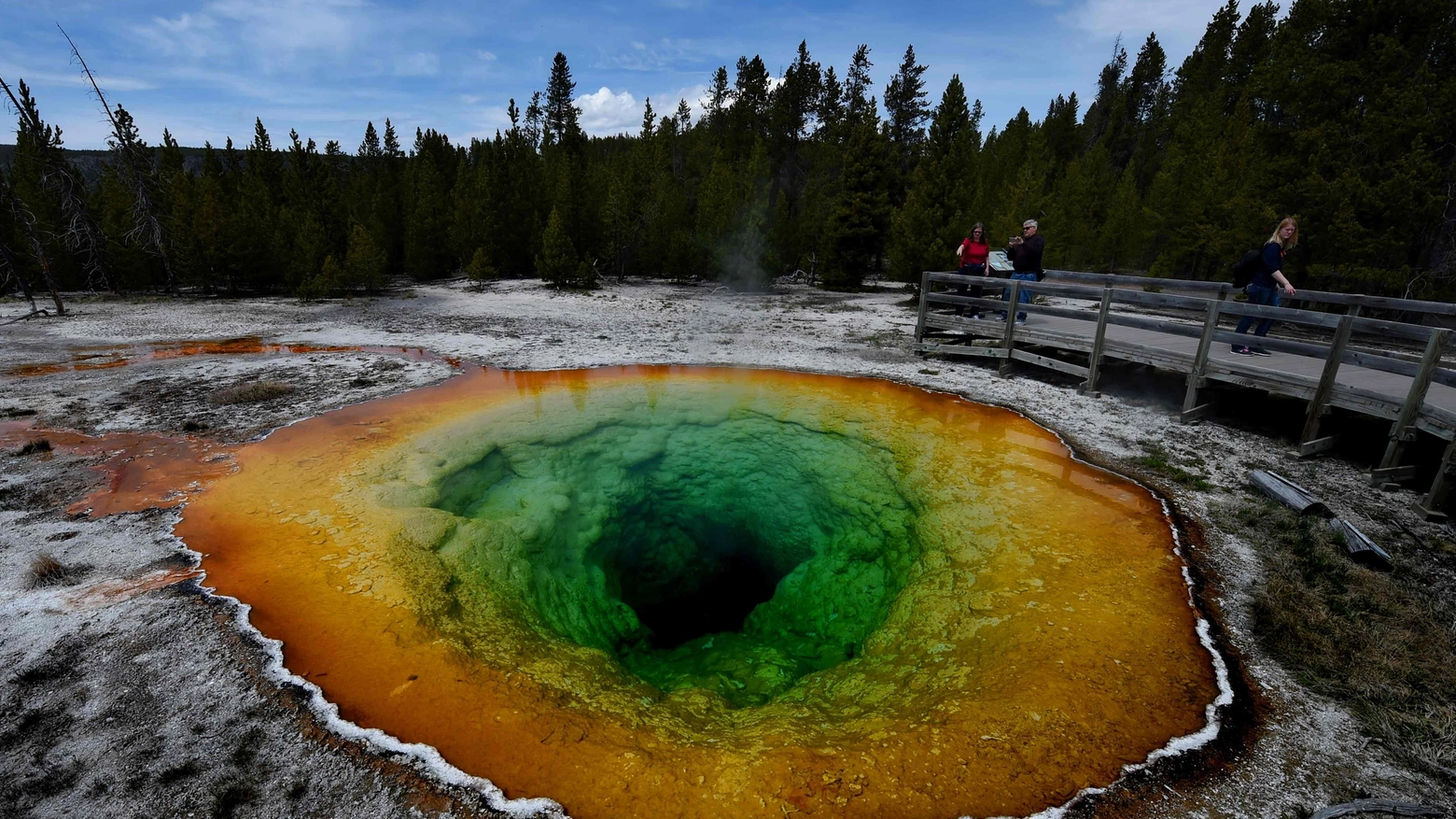 Una delle pozze di Yellowstone, la Morning Glory è anche geyser (Afp)