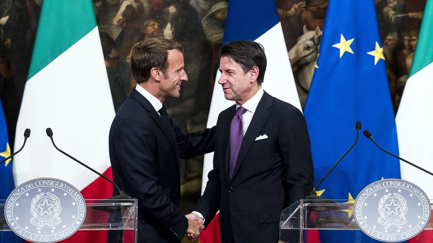 Emmanuel Macron e Giuseppe Conte (Ansa)