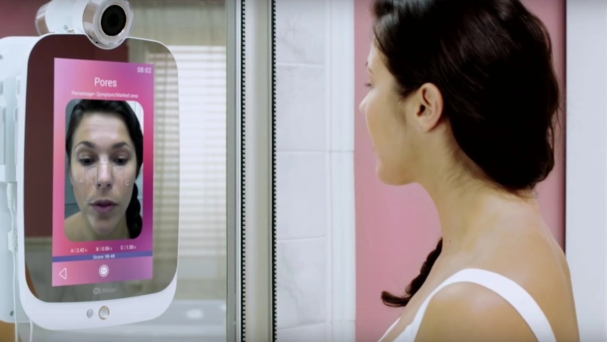 Lo specchio smart che ti dà consigli sulla cura della pelle - Foto: HiMirror/YouTube