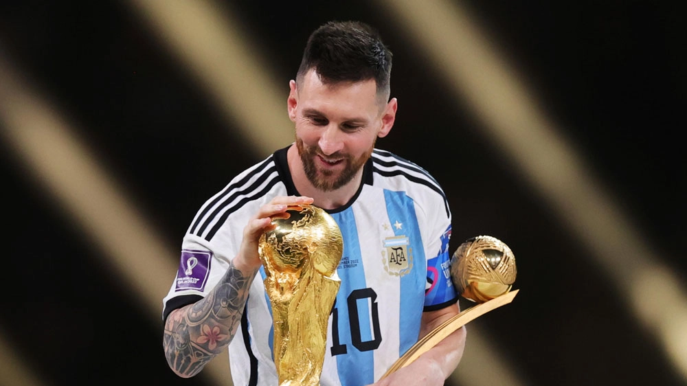 Lionel Messi accarezza la Coppa del mondo