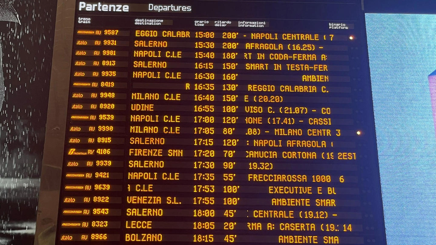 I tabelloni della stazione Termini di Roma con i ritardi dei treni (Ansa)