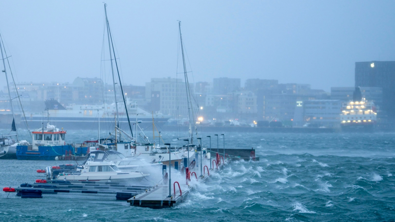 Forte tempesta in Scandinavia: venti fino a 250 km/h (Epa)