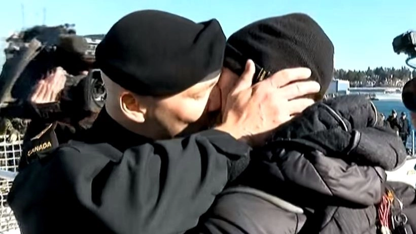 Il primo bacio tra marinai canadesi