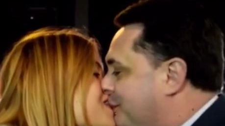 Sara Tommasi bacia il fidanzato Andrea Diprè