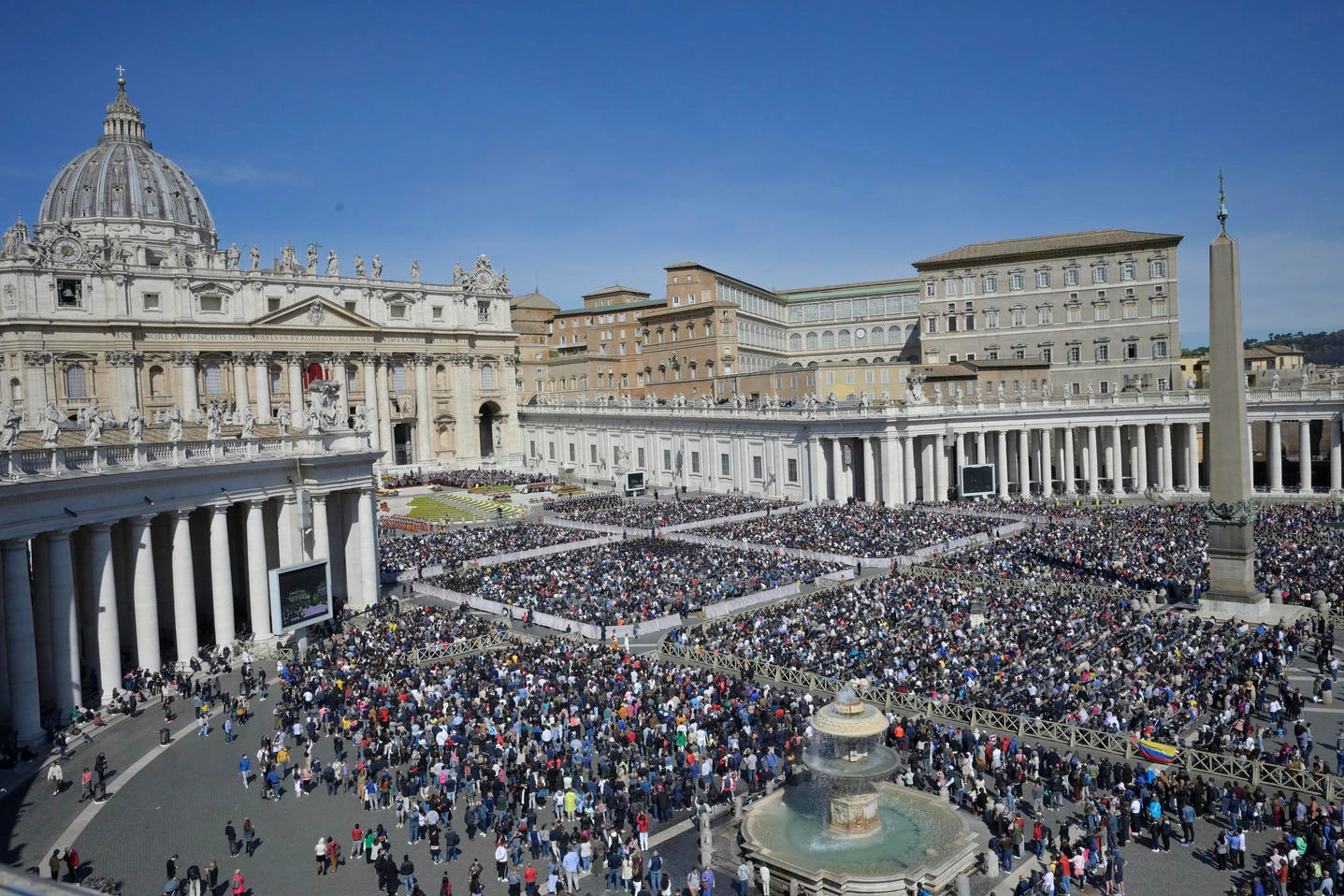 Centomila persone in Piazza San Pietro per la benedizione Urbi et Orbi (Ansa)