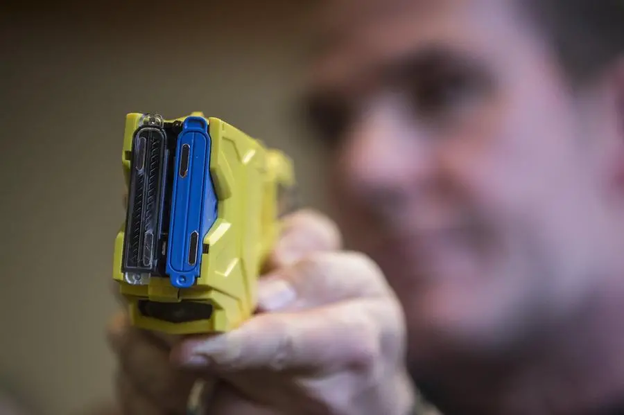 Taser, parte la sperimentazione in 12 città. "E' l'arma che ci serviva"