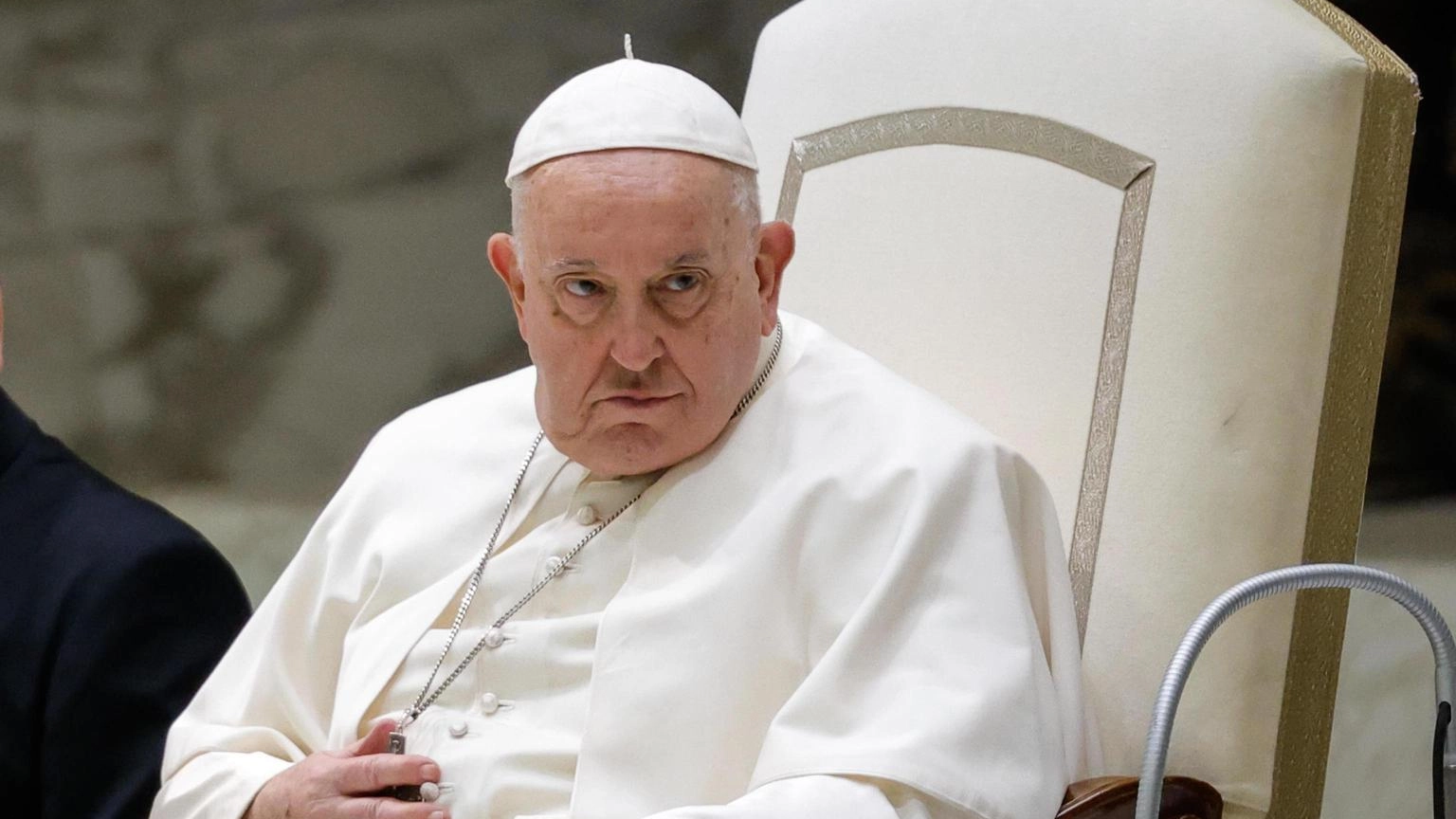 Il Papa ai fedeli: "Non sto ancora bene". Infiammazione ai polmoni, continua la cura