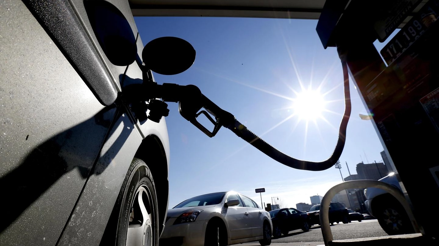 Foto generica: benzina, benzinai, stazioni di servizio (Ansa)