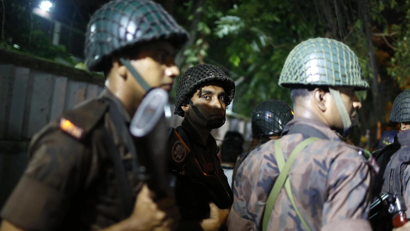 Militari presidiano la zona del ristorante attaccato a Dacca (Ansa)