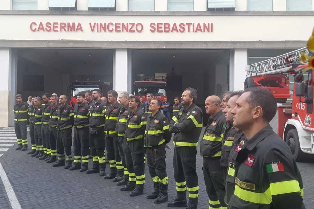 Vigili del fuoco morti, il raccoglimento dei colleghi di Roma (Dire)