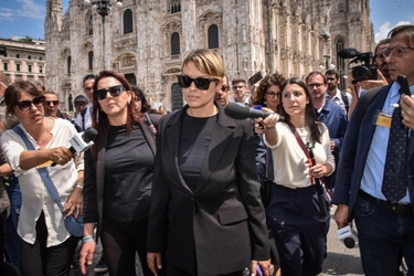 Funerali di Berlusconi: da Maria De Filippi in bianco alle lacrime di Francesca Pascale, folla di vip