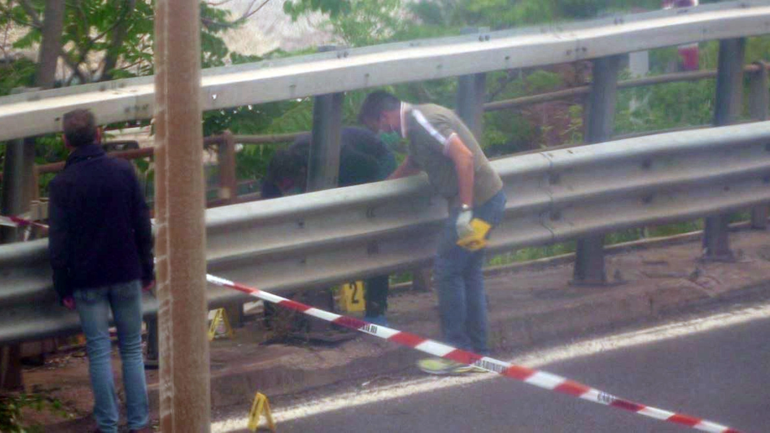 Trieste: oggi l'autopsia sul cadavere bendato, con piedi legati, appeso al guardrail