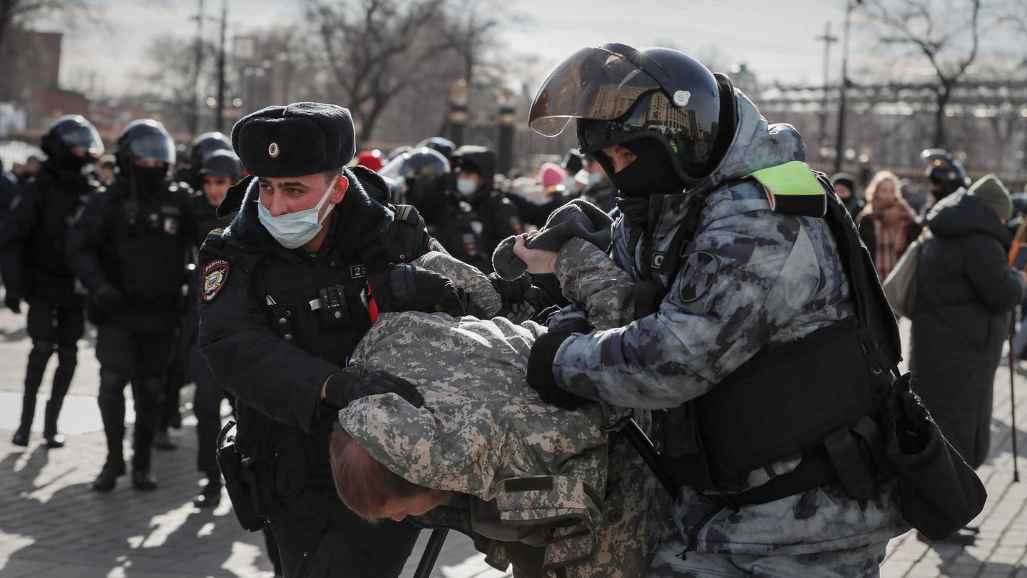 Proteste contro la guerra a Mosca: la polizia russa arresta un manifestante (Ansa)