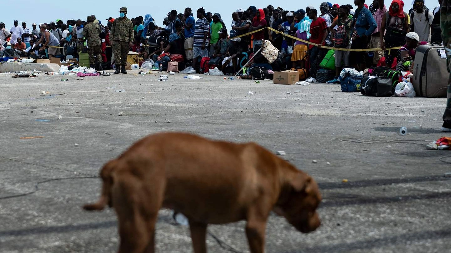 Bahamas, persone che attendono di essere evacuate dalle zone colpite da Dorian (Lapresse)