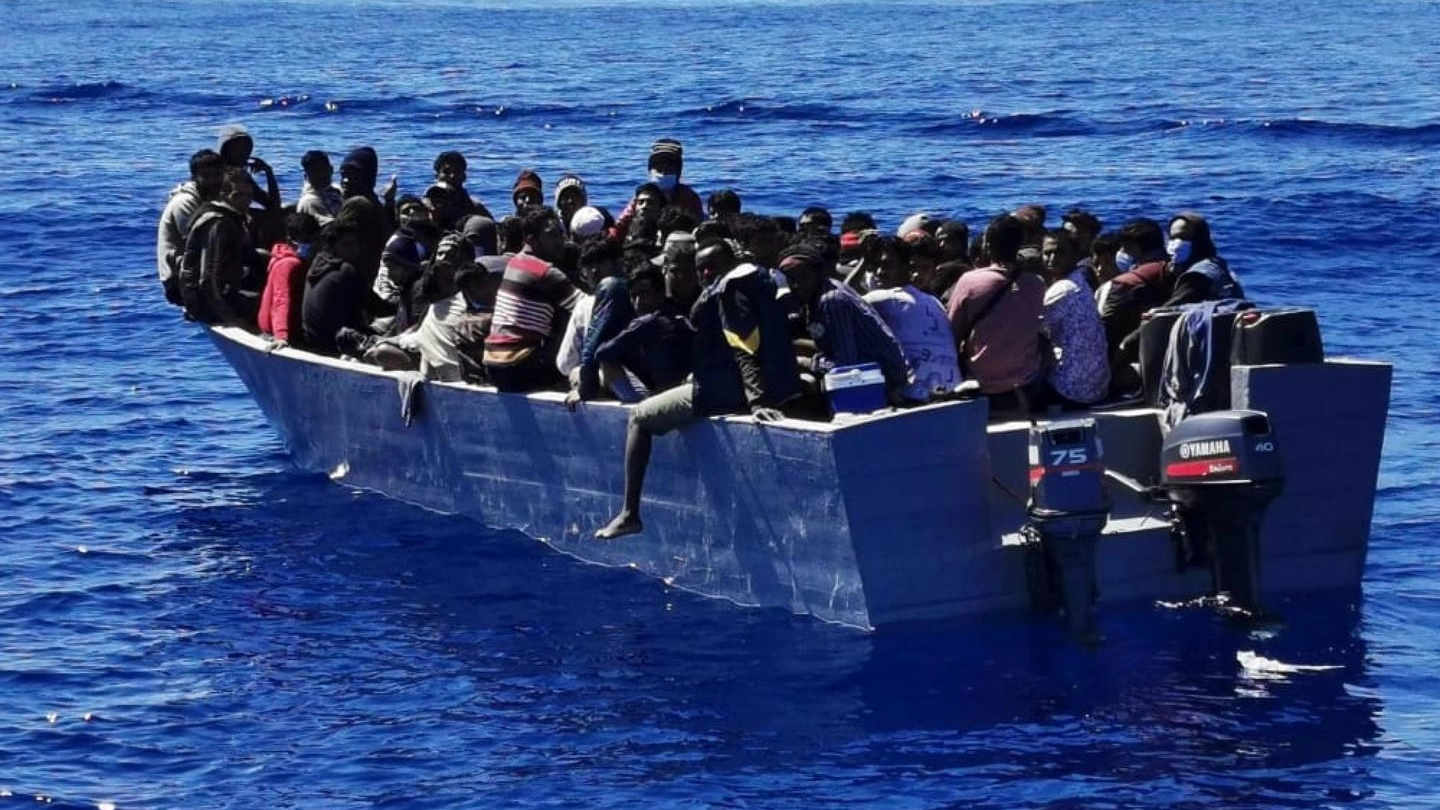 Un barcone di migranti arrivato a Lampedusa nei giorni scorsi (Ansa)