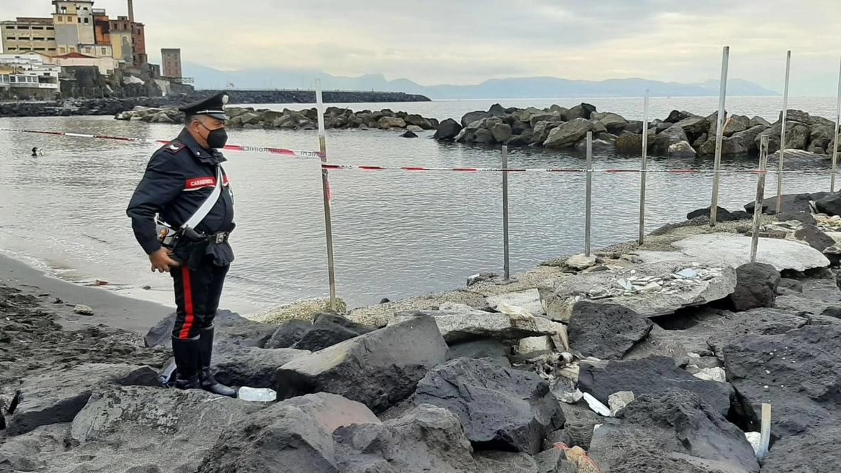 I rilievi dei carabinieri sul luogo della scoperta del cadavere