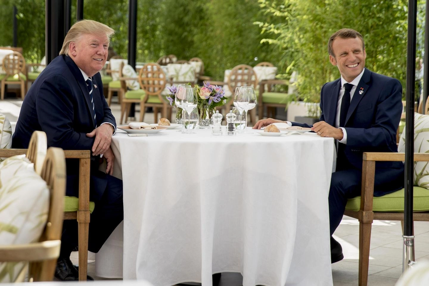 Trump e Macron insieme a tavola a pranzo (Ansa Ap)