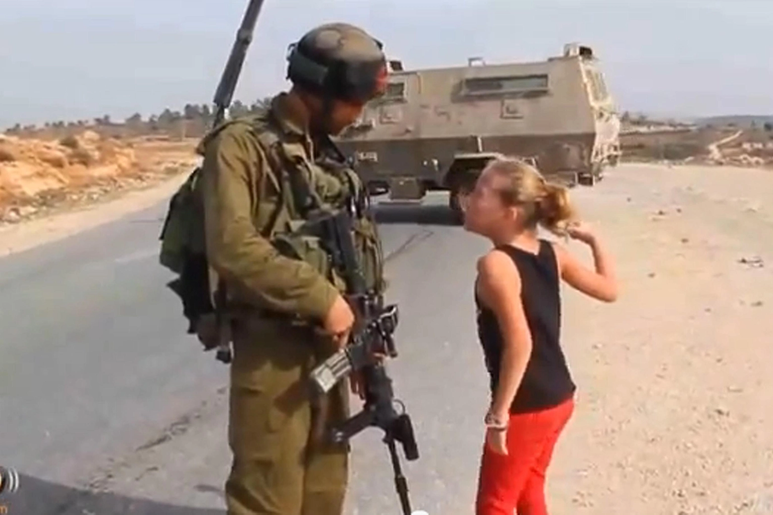 L'adolescente Ahed Tamimi contro un soldato israeliano (Ansa)