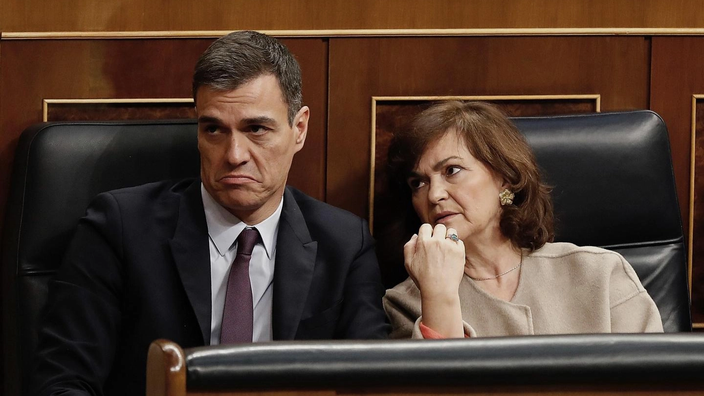 Pedro Sanchez, primo ministro spagnolo, e la vice Carmen Calvo (Epa Ansa)