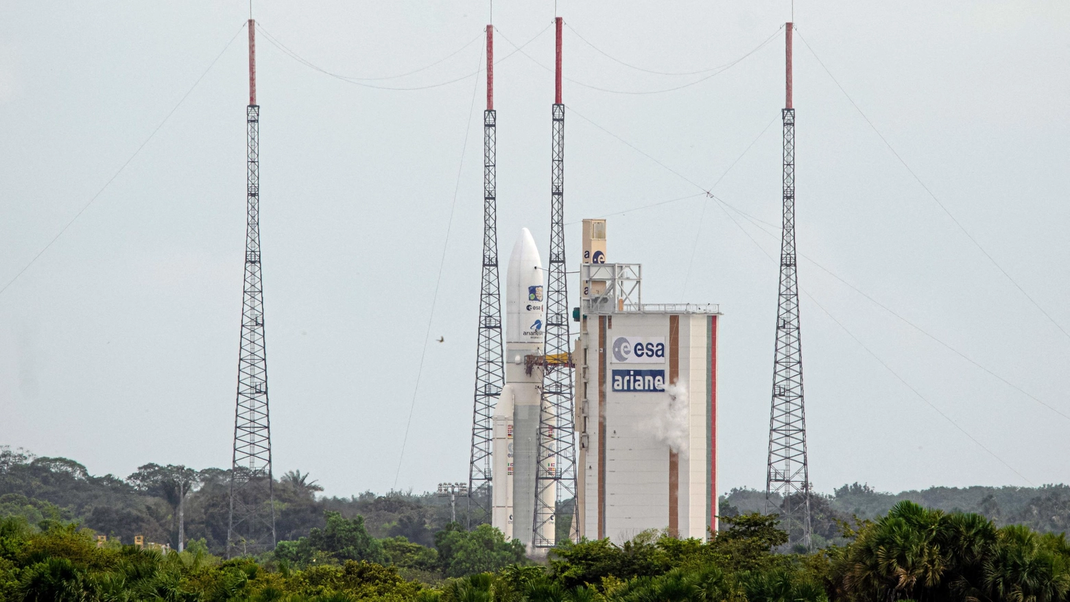 Il lancio del razzo Ariane 5 con la sonda Juice dalla base europea di Kourou (Ansa)