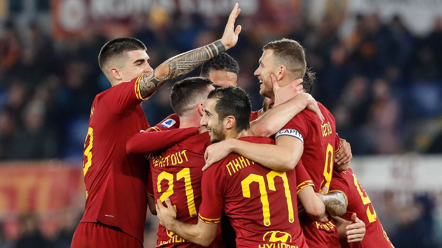 La Roma esulta dopo il gol di Dzeko al Lecce (Ansa)