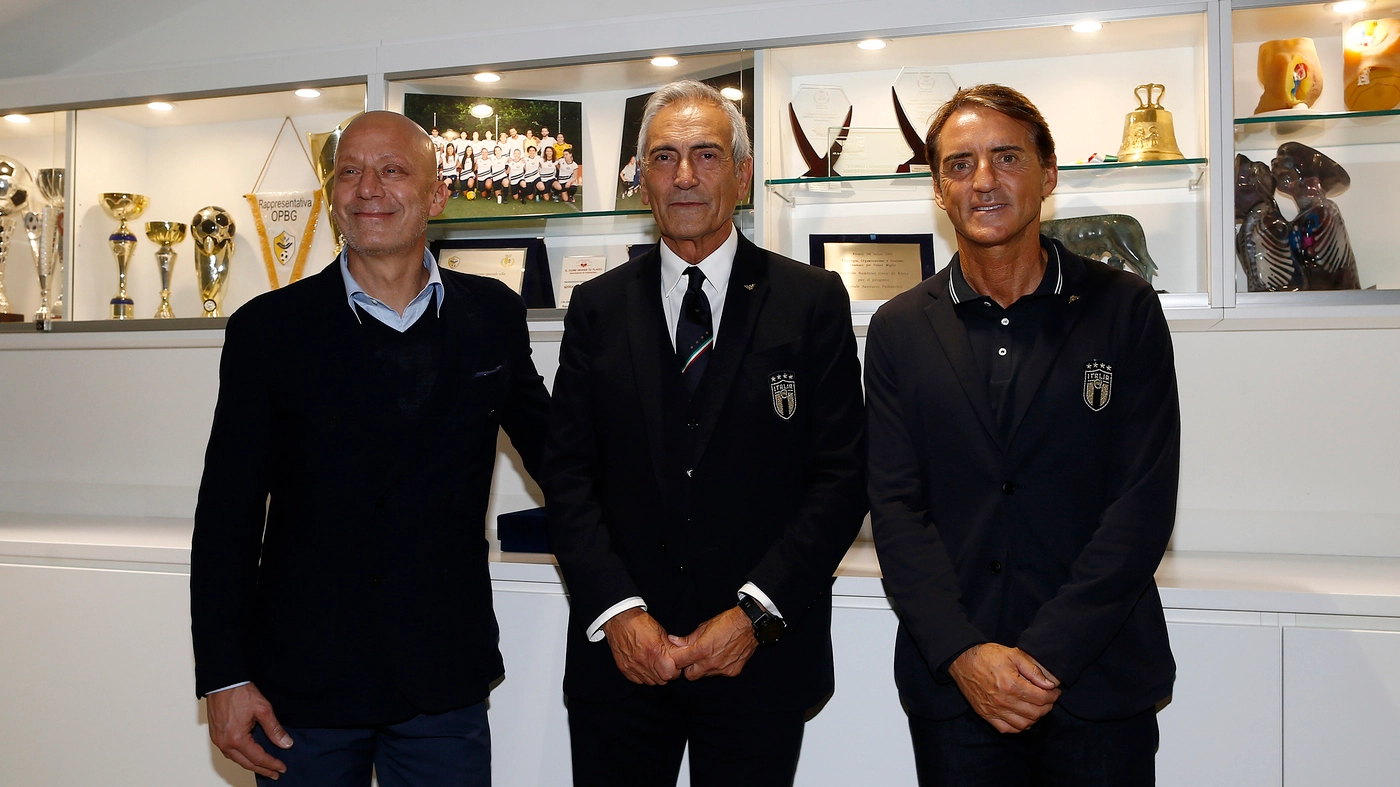 Gianluca Vialli assieme a Gabriele Gravina e Roberto Mancini