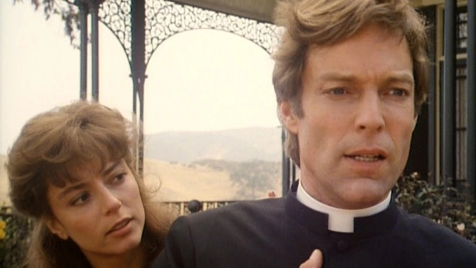 CLASSICO Una scena della serie  televisiva  «Uccelli  di rovo»  (1983) che racconta la storia d’amore proibita tra la giovane Meggie Cleary e il sacerdote Ralph de Bricassart 