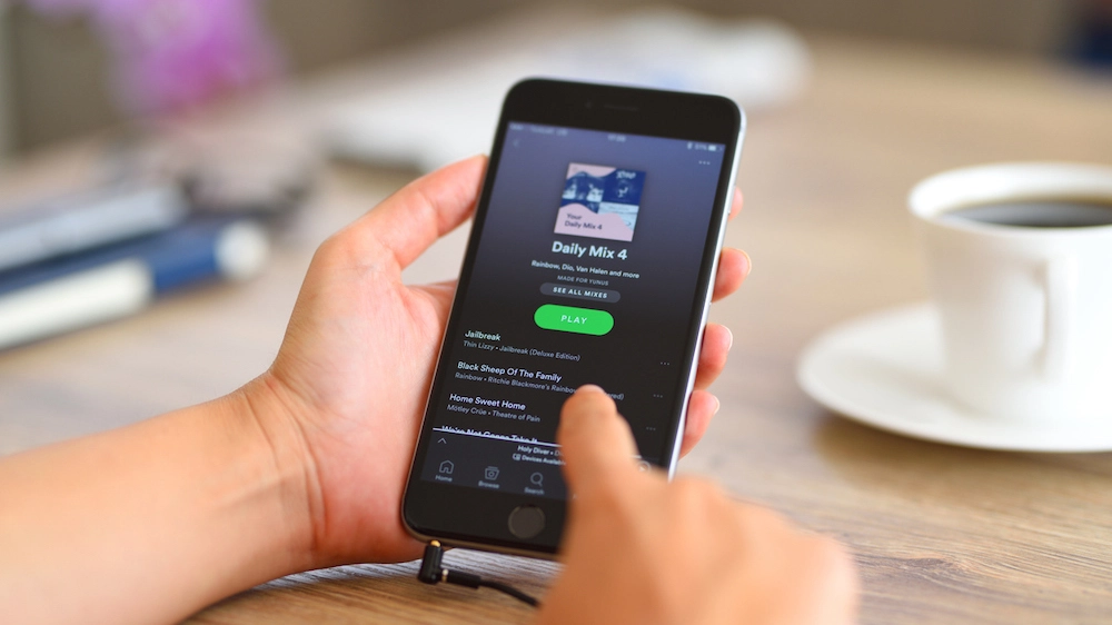 L'app di Spotify aperta su uno smartphone 