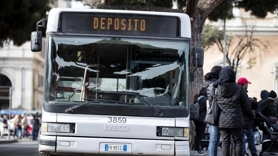 Autobus fuori servizio durante lo sciopero dei trasporti alla stazione Termini (Ansa)